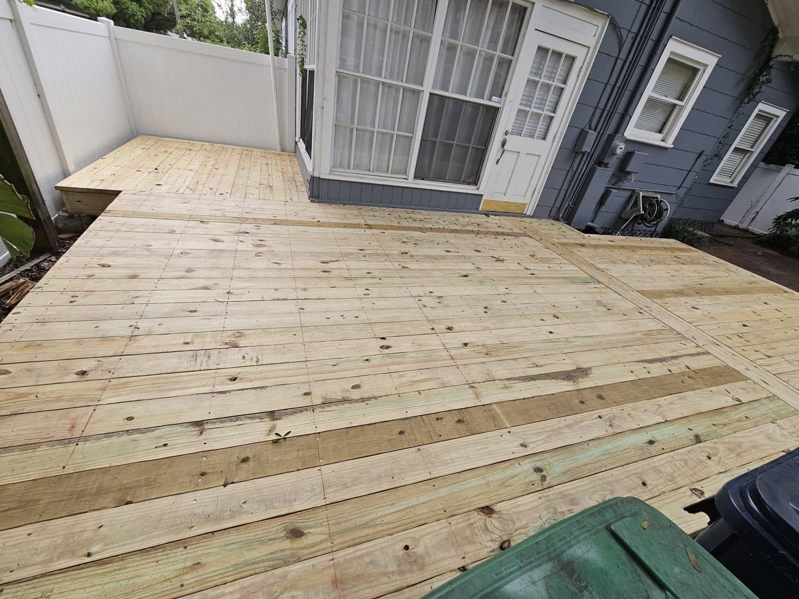 Completed backyard deck with clean board runs